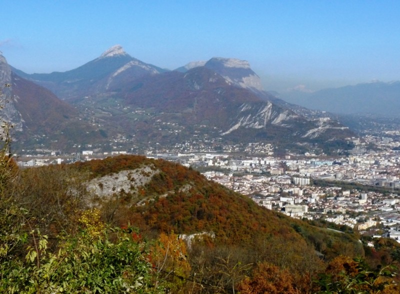 #9 Les Perrières : avec Grenoble et la Chartreuse en arrière plan. Les Perrières : avec Grenoble et la Chartreuse en arrière plan.