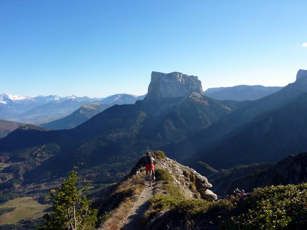 Al attaque la 2eme epingle sous le regard du Mont Aiguille