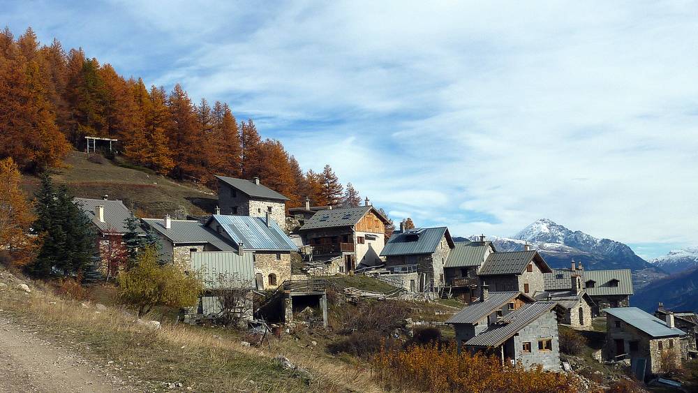 Ratiere : hameau posé au milieu des melezes