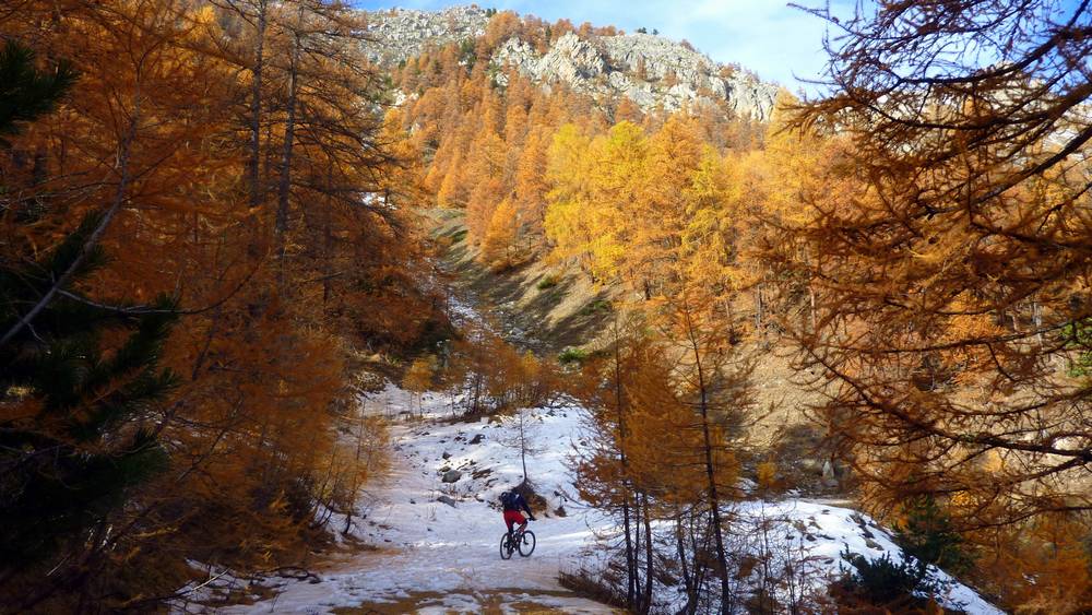 Torrent de Sachas : court passage en neige et fabuleux contrastes