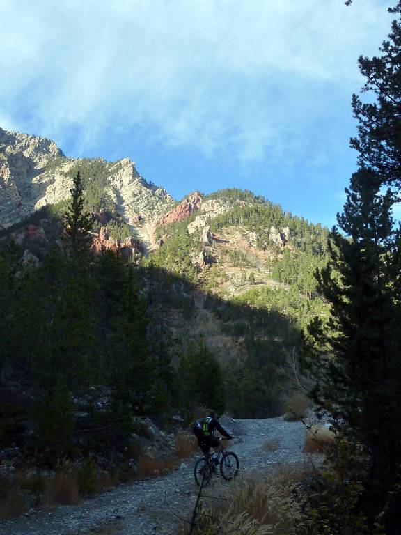 Piste des Coins : les beaux rochers rouges, on se croierait au Salagou !!