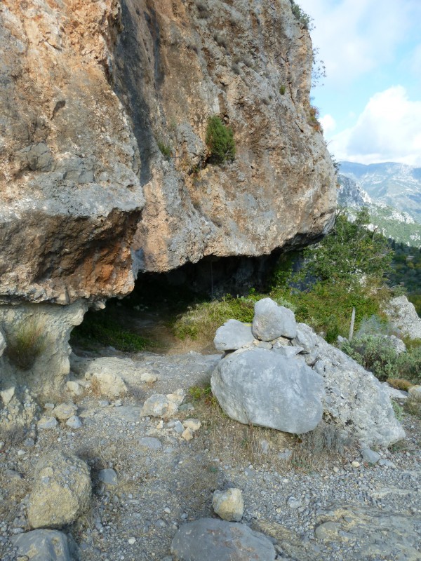 Entrée de la Grotte : juste avant la Villette, passage très sympa !!