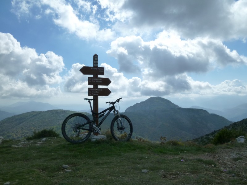 #16 Borne 117 : Descente hard jusqu Borne 117 : Descente hard jusqu'au col de l'Ambellarte puis bonheur total jusqu'au Cros d'Utelle !! Fabuleuse TV!!