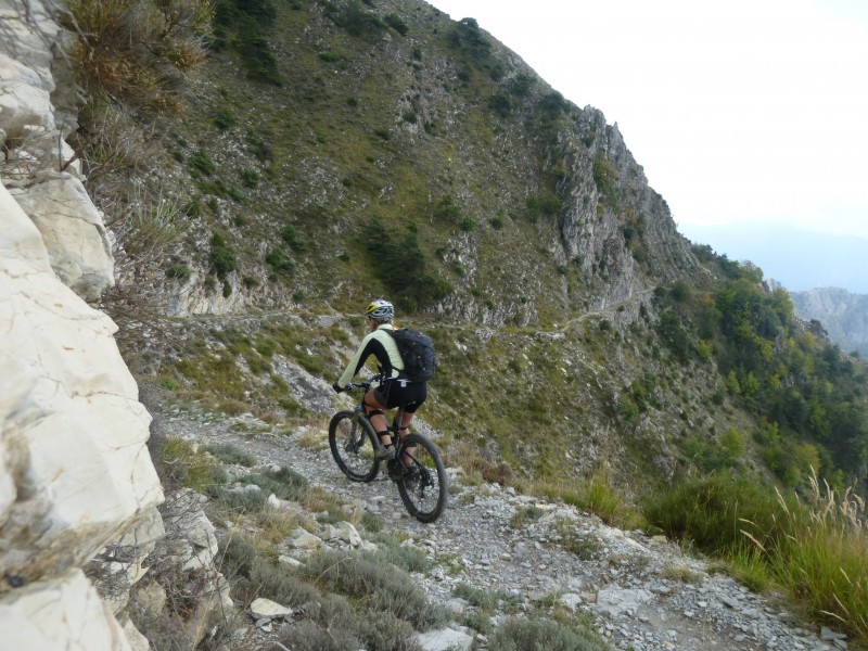 #11 Vers le col de Castel Gineste : passerelle et un peu de gaz quand !! Vers le col de Castel Gineste : passerelle et un peu de gaz quand !!
