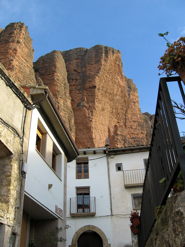 #3 Rues de Riglos : Ici c Rues de Riglos : Ici c'est pas une montagne au bout de chaque rue, mais une montagne au-dessus de chaque rue !