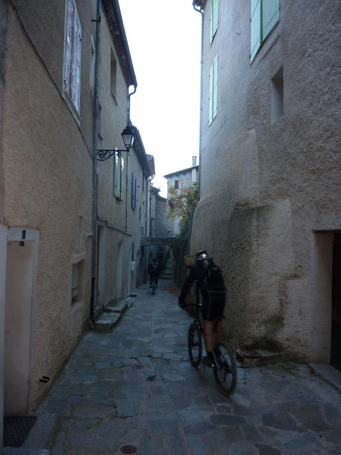 Ruelles de Puget Rostang : Tout le monde dort encore