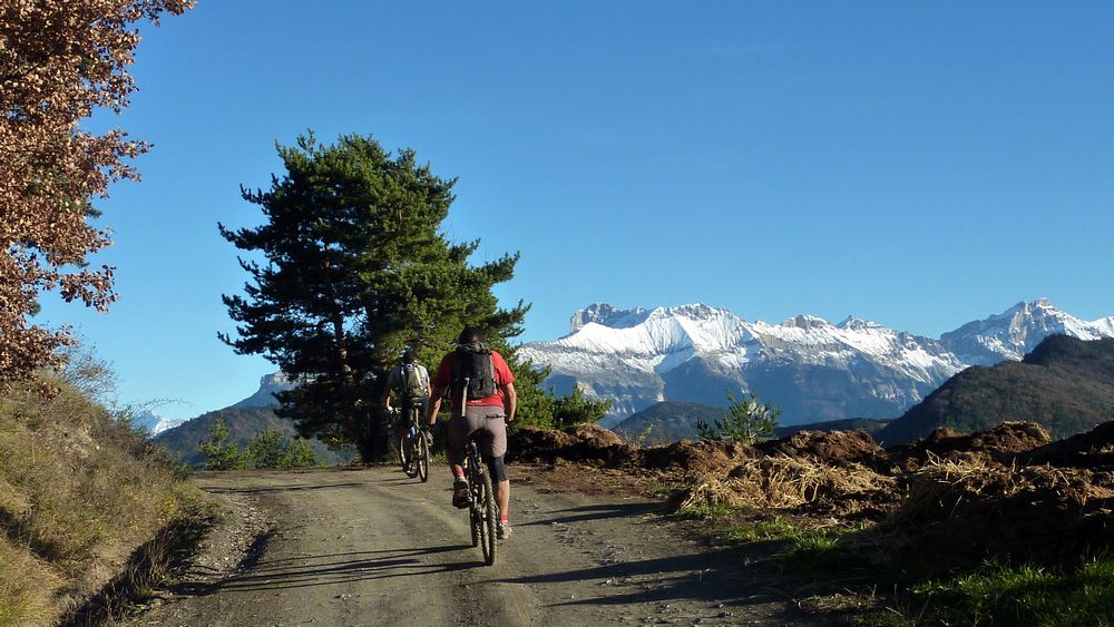 Al et Pedro : derniers metres de piste : le rideau Ouest du Devoluy n'attend que nos planches....