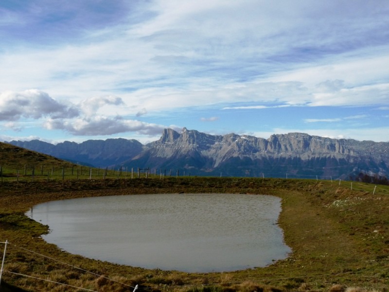 #8 Le Grand Lac : avec le Moucherolle, les Deux Sœurs, le Pas de l Le Grand Lac : avec le Moucherolle, les Deux Sœurs, le Pas de l'œil et le Gerbier en toile de fond.