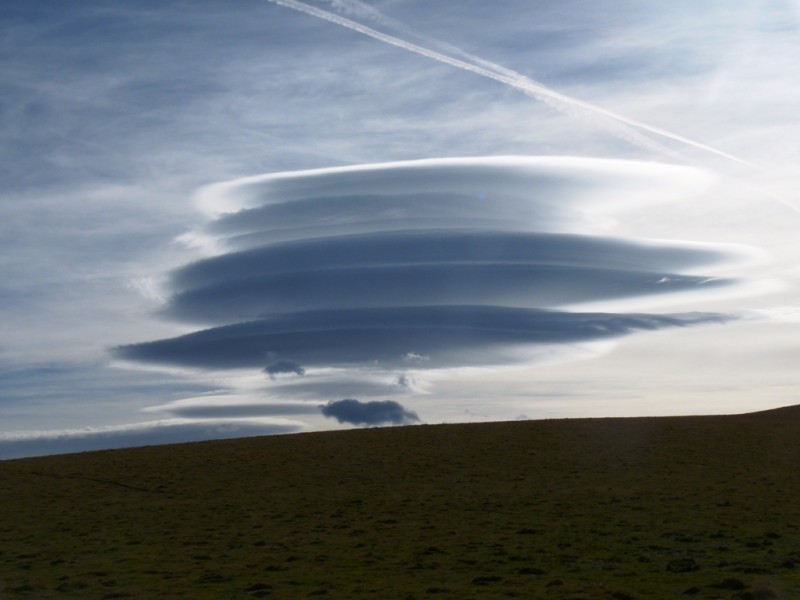 #9 Lenticulaire : de belles formations nuageuses qui annoncent le mauvais temps. Lenticulaire : de belles formations nuageuses qui annoncent le mauvais temps.