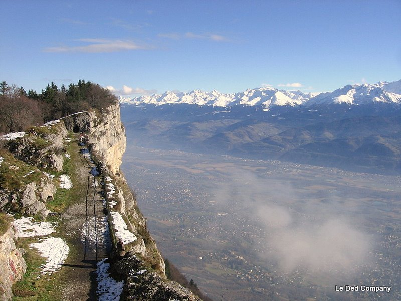 #5 Vallée du Grésivaudan : Contrairement à Damichou, j Vallée du Grésivaudan : Contrairement à Damichou, j'aime bien les points de vue urbain de ce style; ça nous ramène à notre condition d'humain et de consommateur.