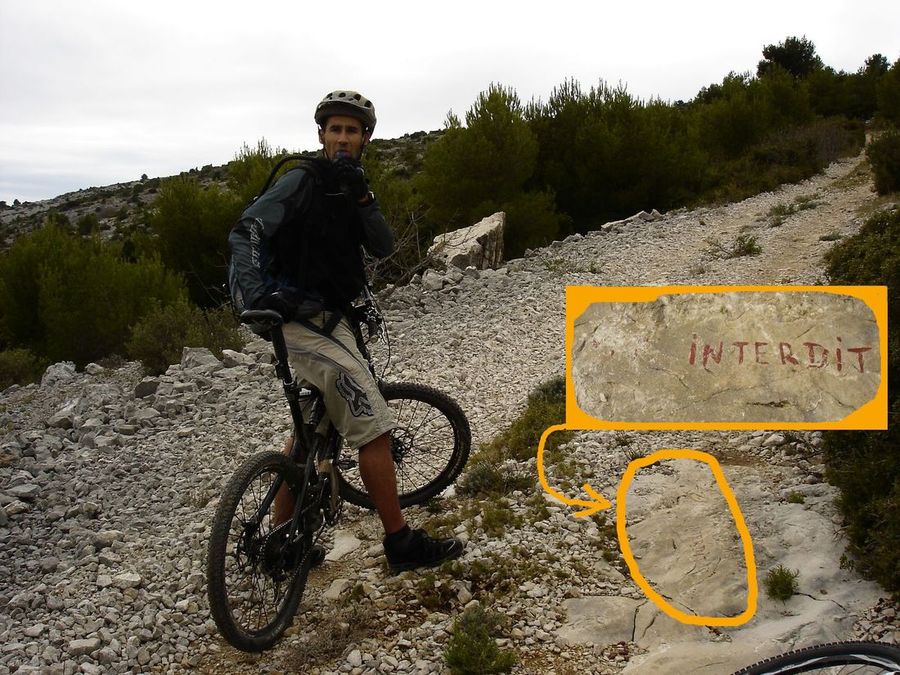 #5 Gravure : Sur la Crête de l Gravure : Sur la Crête de l'Estret, une gravure préhistorique... ;-)
(Il faut lire "VTT INTERDIT" mais le mot VTT a été quelque peu effacé)