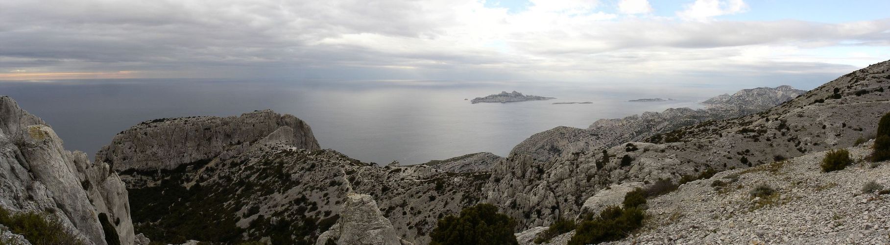 Panorama Cap Gros : Candelle et Candellon, îles de Riou, Plane, Jarre et Marseilleveyre.