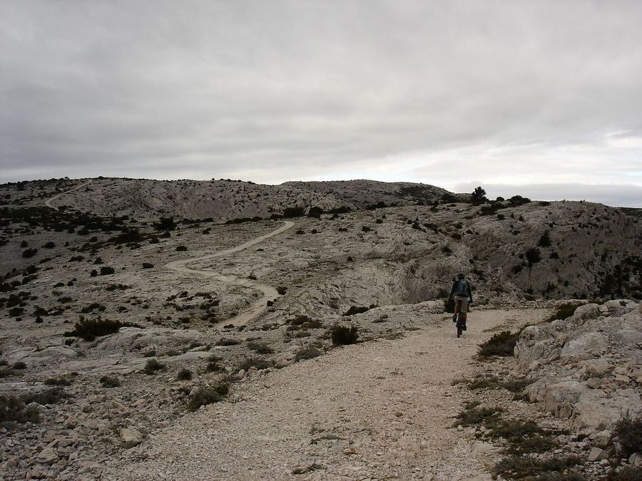 #7 Bienvenue sur la lune : Crête de l Bienvenue sur la lune : Crête de l'Estret, l'automne et le ciel gris donnent un aspect lunaire au paysage!