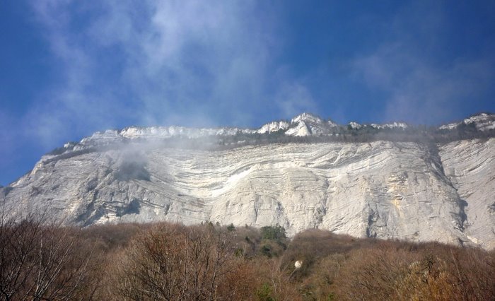 Majestée St-Eynard : Les falaises au-dessus sont toujours majestueuses. Au passage d'un torrent, on a même entendu un gros bloc tombé 8|