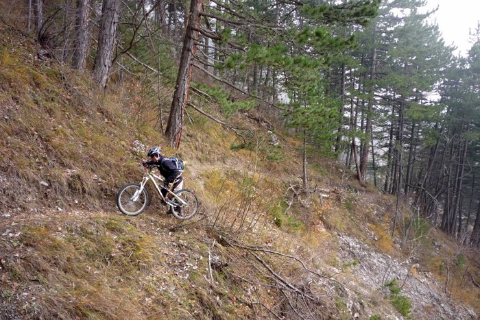 Poussage réglementaire : En Chartreuse Grésivaudienne, il faut aimer marcher avec un tas d'alu ou de carbone à pousser...