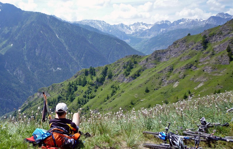 Punta Albeno : Casse croute au sommet de Punta Albeno.
En face la partie facile, en traversée, de la montée