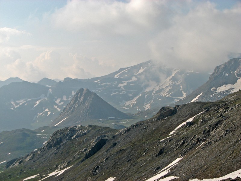 #34 Passo della gardetta : En se retournant, vue sur la piste empruntée hier en fin de journée avec ses (trop !!) nombreuses traversées de névé Passo della gardetta : En se retournant, vue sur la piste empruntée hier en fin de journée avec ses (trop !!) nombreuses traversées de névé