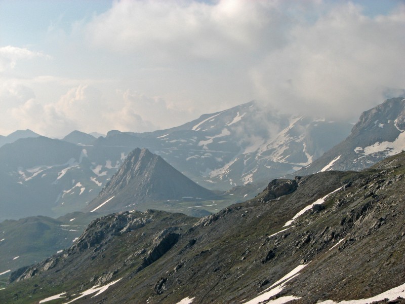 Passo della gardetta : En se retournant, vue sur la piste empruntée hier en fin de journée avec ses (trop !!) nombreuses traversées de névé