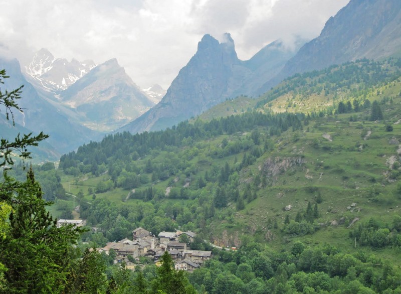 Colle Ciarbonet : Arrivée sur Chiappera avec la Croce Provenzale et le vallon de Maurin