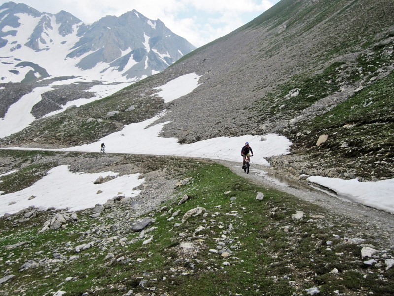 Altipiano della gardetta : Avec le chemin se dirigeant vers le colle di servagno  et une splendide descente sur le Val stura; Pour une autre fois !