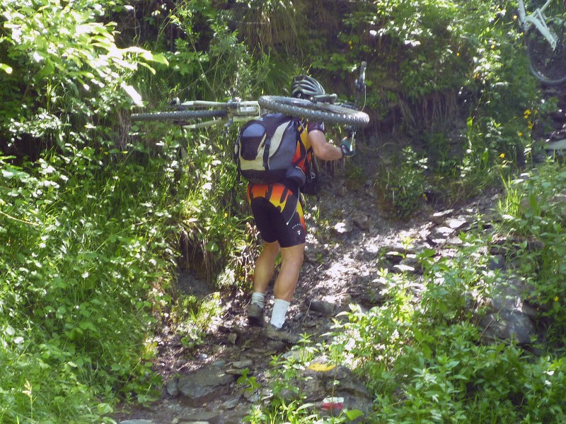 Punta Colour : En haut à droite, le vélo n'est pas suspendu dans un arbre, c'est simplement le sentier qui monte !!