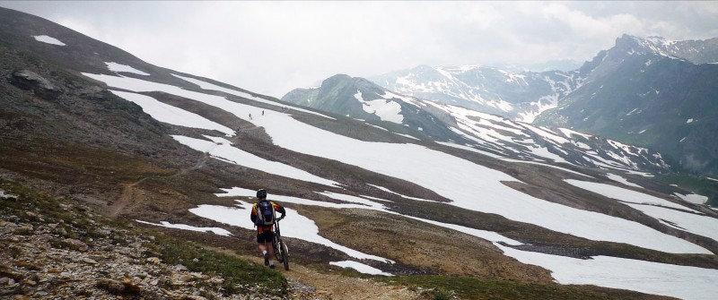 Colle Sibolet : Traversée sous la Punta Sibolet. Si ce n'étaient les névés, cette partie est bien roulante.