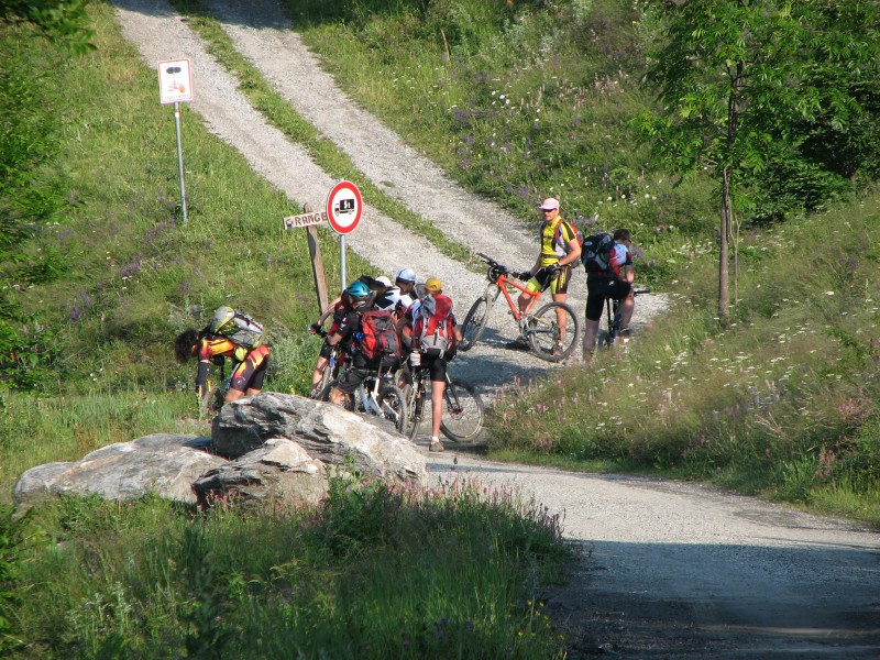 Elva : Regroupement au pied de la montée vers colle Bercia et la strada dei Cannoni