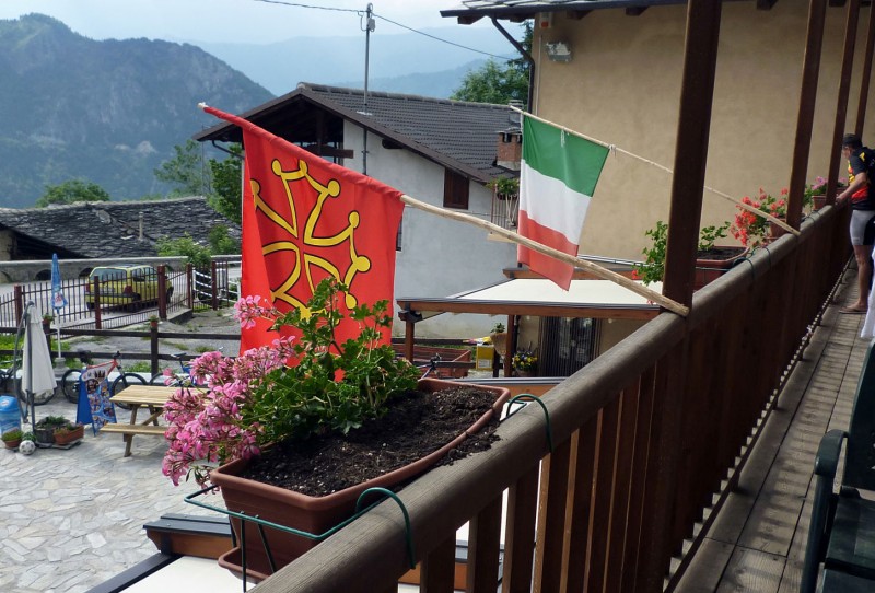 Celle di macra : A la fenêtre du gîte les drapeaux nous prouvent que mous sommes bien en Italie mais aussi sur le parcours occitan