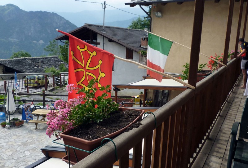 #3 Celle di macra : A la fenêtre du gîte les drapeaux nous prouvent que mous sommes bien en Italie mais aussi sur le parcours occitan Celle di macra : A la fenêtre du gîte les drapeaux nous prouvent que mous sommes bien en Italie mais aussi sur le parcours occitan
