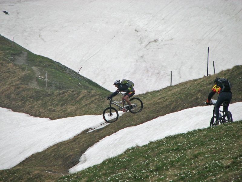 Colle d 'Esischie : Descente entre les névés sur le colle d'Esischie