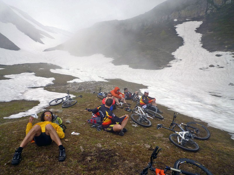 Colle Intersile : Sous le colle Intersile. Le sentier d'été passe normalement à travers les névés situés sur la gauche de la photo; Nous choisissons par sécurité de passer par la droite