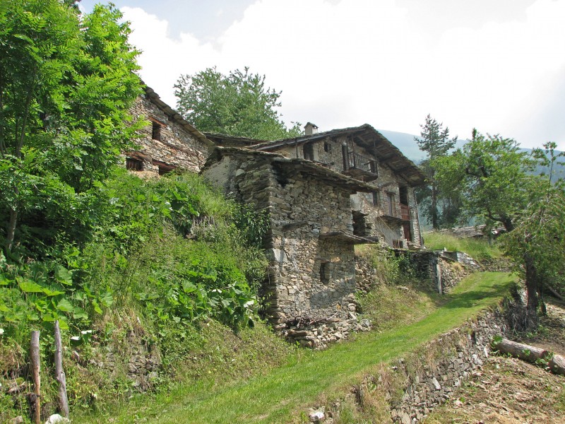 San damiano Macra : Un des nombreux petits hameaux traversés en descendant sur San Damiano.