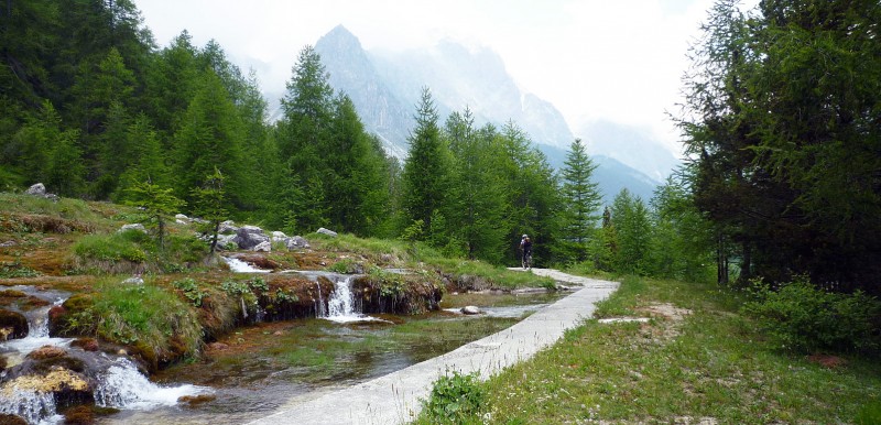 Chiappera : Etonnant aménagement du sentier surplombant le Val Maira et menant à Chiappera. Au fond Croce Provenzale