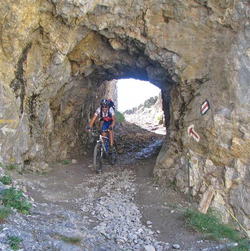 Wildstrubel 32 : Descente du Rawil pass sur le lac de Tseuzier