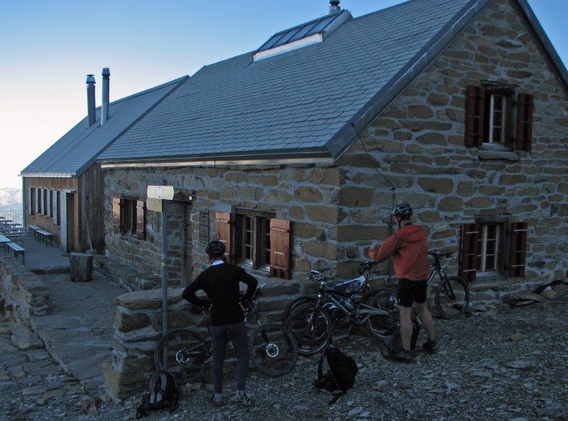 Wilstrubel 25 : Petit matin à Wildtrubelhütte