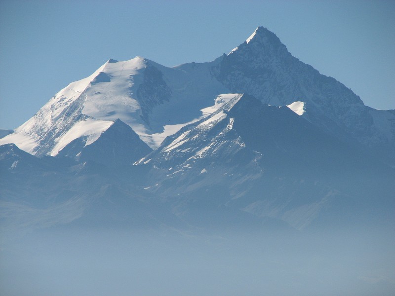 #31 Wildstrubel 31 : Plan rapproché sur le Bisshorn (4153 m) et plus loin le Weisshorn (4506 m) Wildstrubel 31 : Plan rapproché sur le Bisshorn (4153 m) et plus loin le Weisshorn (4506 m)