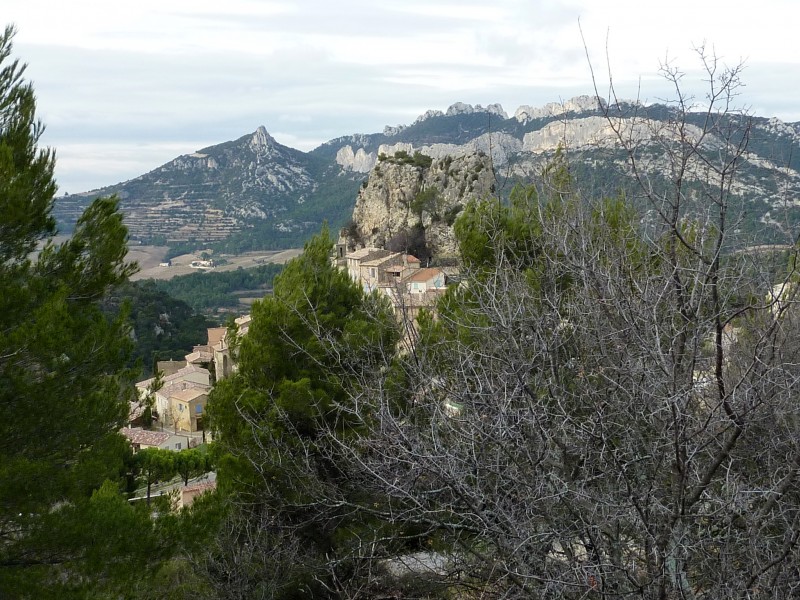La Roque d'Alric bis : Village perché avec les Dentelles de Montmirail tout au fond