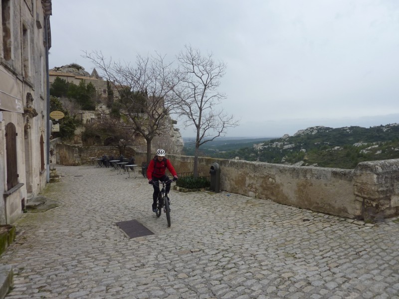 #8 La note touristique du jour : Nono dans les rues des Baux de Provence désertés par les touristes !!! La note touristique du jour : Nono dans les rues des Baux de Provence désertés par les touristes !!!
