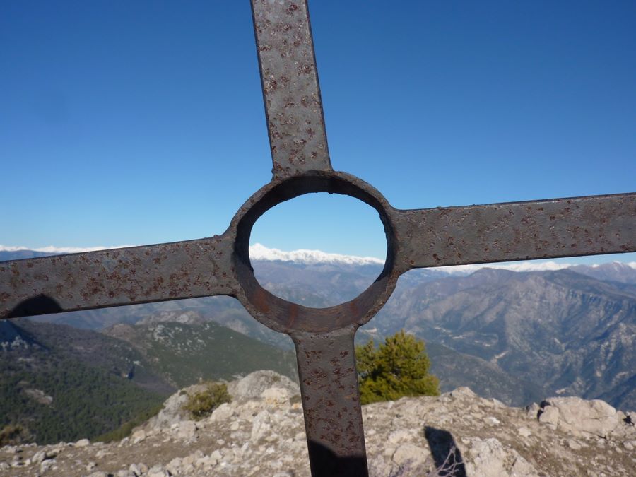 #5 Summit : Pas très droite la croix du sommet ;-) Summit : Pas très droite la croix du sommet ;-)