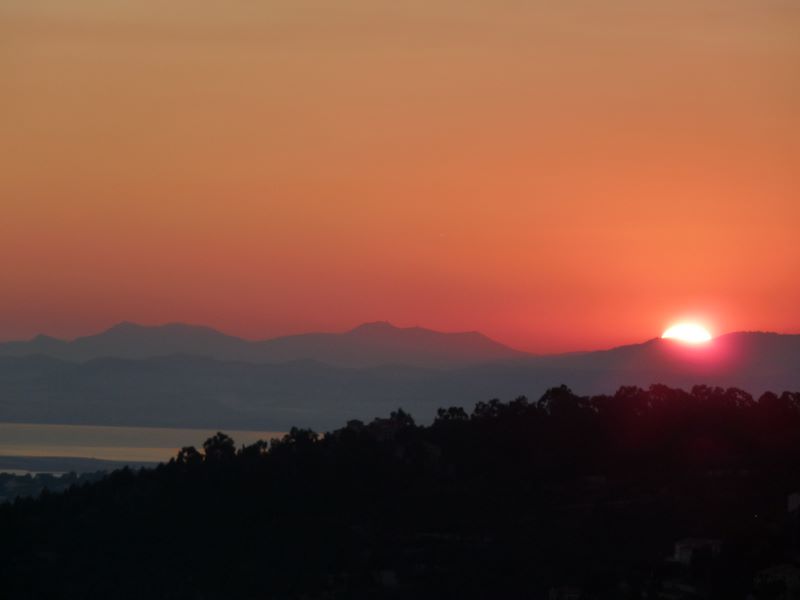 #14 Soleil couchant bis : Du même endroit le soleil s Soleil couchant bis : Du même endroit le soleil s'efface derrière le Tanneron.