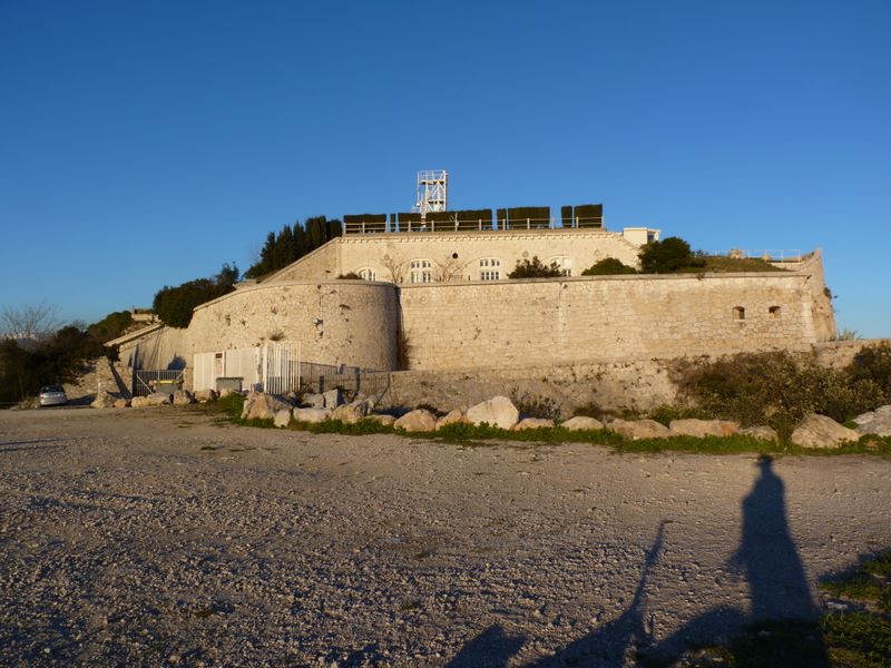 #8 Sommet de la Tête de Chien : Fort telecom (Orange) au sommet de la tête de chien.
Y Sommet de la Tête de Chien : Fort telecom (Orange) au sommet de la tête de chien.
Y'a pire comme lieu de travail...