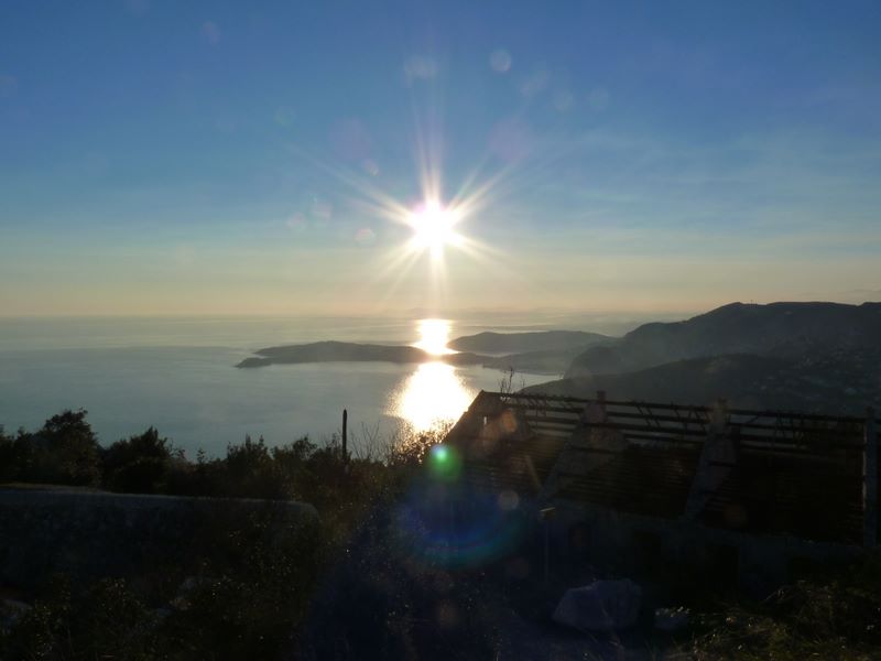 #9 Tête de Chien : Vue sur la presqu Tête de Chien : Vue sur la presqu'île de Saint-Jean Cap Ferrat depuis la Tête de Chien