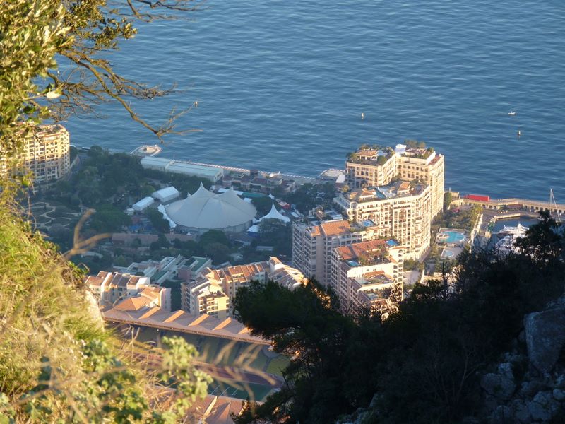 #7 Monaco depuis la Tête de Chien : Vue plongeante sur Monaco avec dans le creux le stade Louis II 540m plus bas. (Distance horizontale 1.1km) Monaco depuis la Tête de Chien : Vue plongeante sur Monaco avec dans le creux le stade Louis II 540m plus bas. (Distance horizontale 1.1km)