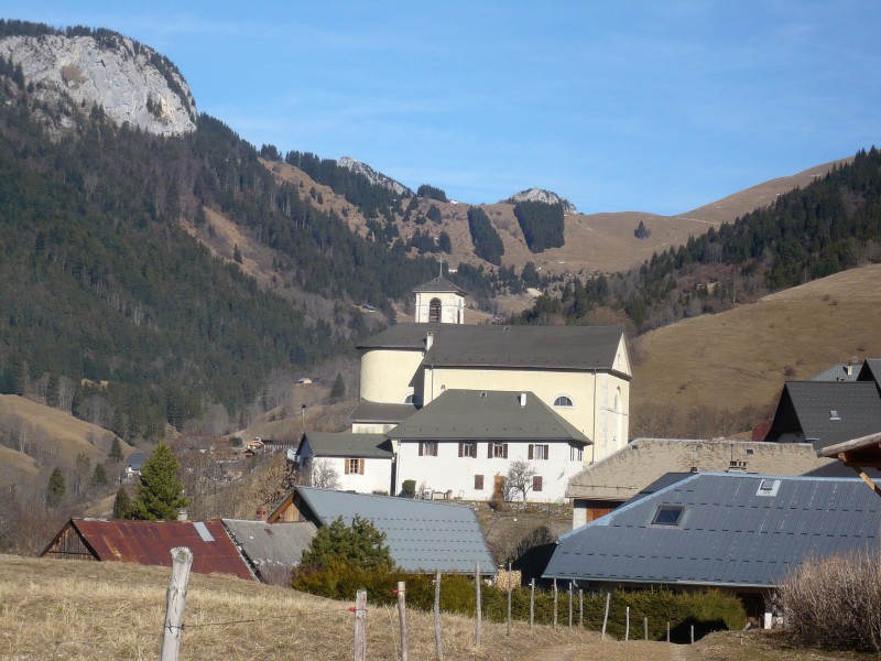 Eglise de Montmin : Eglise de Montmin avec le col de l'Aup au fond.
