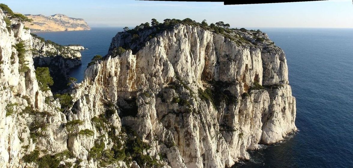 #16 Brèche : Du belvédère d Brèche : Du belvédère d'En Vau, la brèche de Castelvieil et les magnifiques falaises homonymes.
Au loin, le Cap Canaille.