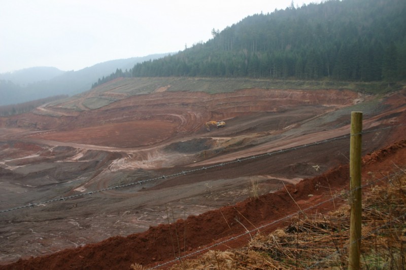 Carrière : Extension de la carrière...impressionnant, la piste passe sous les sapins