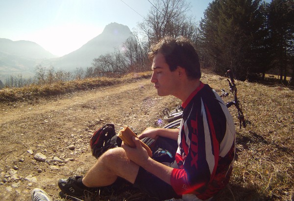 #1 Pause avant le portage : Nico tellement fatigué qu Pause avant le portage : Nico tellement fatigué qu'il s'endort sur son casse-croûte :)