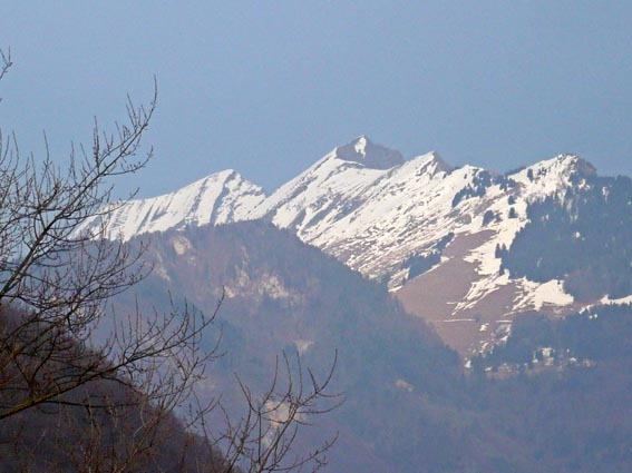 #4 Vue générale : Le haut de la descente du col du Fer avec son alpage bien visible au pied du Charvin et des aiguilles du Mont. Vue générale : Le haut de la descente du col du Fer avec son alpage bien visible au pied du Charvin et des aiguilles du Mont.