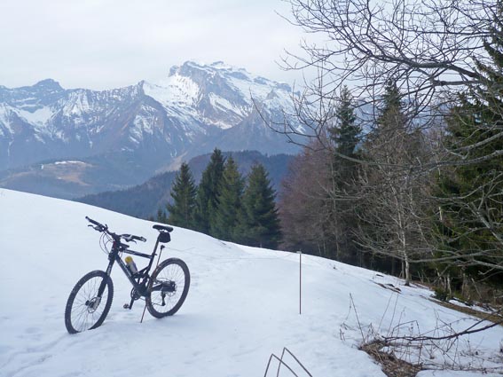 #2 Le Pré : Arrivée au chalet du Pré avec une neige bien présente en face Nord. Le Pré : Arrivée au chalet du Pré avec une neige bien présente en face Nord.