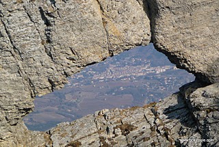 #9 Les 3 Becs : Vue sur Saillans par le trou du rocher de la Laveuse Les 3 Becs : Vue sur Saillans par le trou du rocher de la Laveuse
